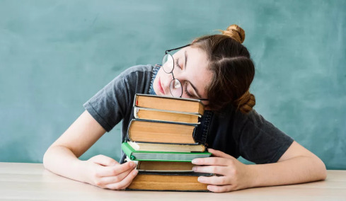 Σχολείο: Όταν το κουδούνι χτυπάει πιο αργά οι μαθητές κερδίζουν 40΄ ύπνου – Το ελβετικό μοντέλο για καλύτερες επιδόσεις
