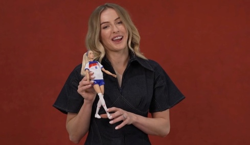 Από ηρωίδα των γηπέδων, κούκλα Barbie: Η Κλόε Κέλι γράφει ιστορία και εκτός γηπέδου
