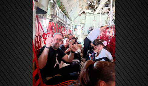 Στην Ελλάδα οι συγγενείς των αθλητών του Αρη που είχαν εγκλωβιστεί στο Αμπου Ντάμπι, δείτε φωτογραφίες μέσα από το C-130