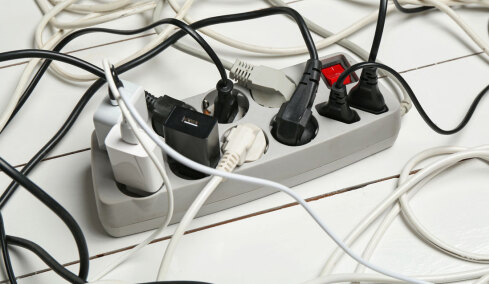 Εργαζόμενη «μπουρδουκλώθηκε» στα καλώδια του γραφείου και πήρε αποζημίωση 20.000 ευρώ