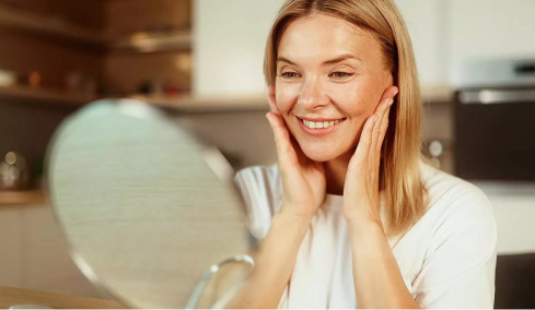 Κολλαγόνο: Πόσο χρήσιμο είναι για το δέρμα και ποιες συνήθειες το καταστρέφουν
