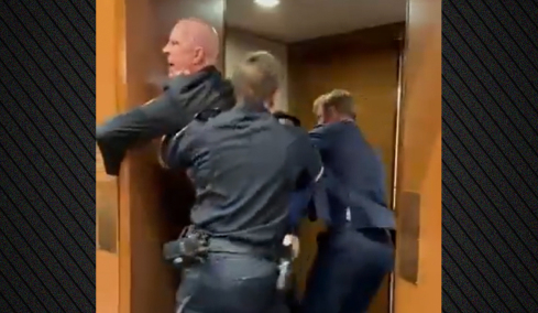 Επεισόδιο στο Καπιτώλιο με διαδηλωτή κατά του πολέμου στο Ιράν: Του έσπασαν το χέρι και τον έβγαλαν σηκωτό με τη βοήθεια γερουσιαστή, δείτε βίντεο