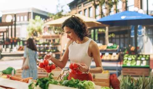 Μικροπλαστικά παντού: Πώς καταλήγουν στο πιάτο μας – Μήλα και καρότα τα πιο επιβαρυμένα
