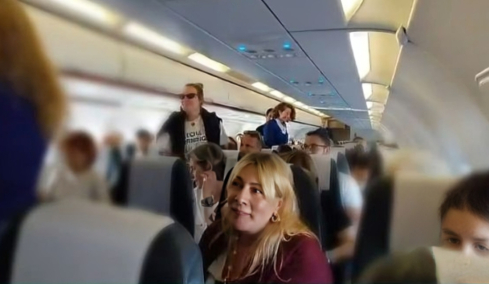 H Σμαράγδα Καρύδη και o Γιώργος Καπουτζίδης επέστρεψαν από το Ομάν με πτήση επαναπατρισμού
