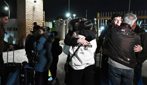 Στις αγκαλιές των δικών τους έπεσαν οι 91 Έλληνες που επαναπατρίστηκαν από το Άμπου Ντάμπι - Εφτασαν με C-130 στην Ελευσίνα