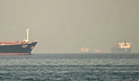 Φεύγουν από τα Στενά του Ορμούζ τα ελληνόκτητα πλοία, έμειναν 172 από 325