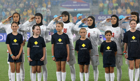  Οι ποδοσφαιρίστριες της εθνικής Ιράν αυτή τη φορά τραγούδησαν τον εθνικό ύμνο της χώρας τους και χαιρέτησαν στρατιωτικά 