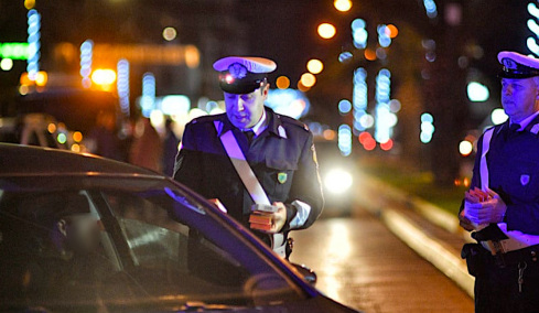 Σύλληψη οδηγού στα Καλύβια που έτρεχε με 151 χλμ, ήταν μεθυσμένος, χωρίς δίπλωμα και απείλησε αστυνομικούς
