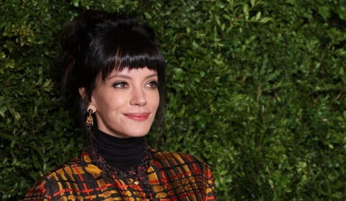 Λίλι Άλεν: Με φόρεμα από αποδείξεις δώρων που είχε κάνει ο πρώην σύζυγός της σε «παράνομες» ερωμένες (βίντεο)
