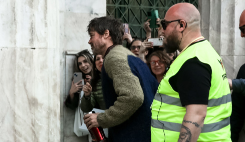 Παρασκήνια από την επίσκεψη Μπραντ Πιτ στο δημαρχείο: «Θέλω κι εμένα να με περιμένετε κάθε πρωί στην πόρτα» είπε ο Δούκας στις υπαλλήλους