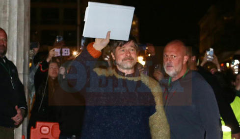 Παρασκήνια από την επίσκεψη Μπραντ Πιτ στο δημαρχείο: «Θέλω κι εμένα να με περιμένετε κάθε πρωί στην πόρτα» είπε ο Δούκας στις υπαλλήλους