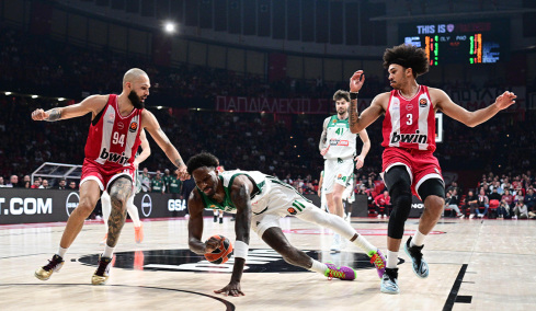 Ολυμπιακός - Παναθηναϊκός 81-75 (Δ' περίοδος): Ερυθρόλευκο προβάδισμα νίκης, Live η αναμέτρηση  στο ΣΕΦ