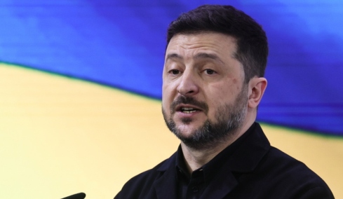 Η Κομισιόν καταδικάζει τις απειλές Ζελένσκι κατά του Όρμπαν για το πακέτο στήριξης της Ουκρανίας