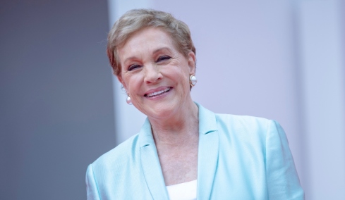 Στα 90 της η Τζούλι Άντριους επιστρέφει υπογράφοντας ένα ακόμη παιδικό βιβλίο με την κόρη της