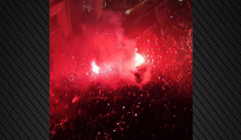 Ντελίριο ενθουσιασμού στο κέντρο της Καλαμάτας για την ιστορική άνοδο της «Μαύρης Θύελλας», δείτε βίντεο 