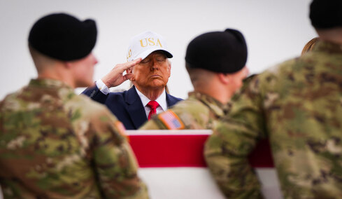 Ο Τραμπ υποδέχθηκε τις σορούς των Αμερικανών στρατιωτών που σκοτώθηκαν στη Μέση Ανατολή