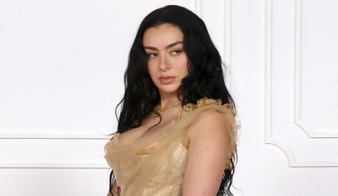 Η Charli XCX θέλει να παρατήσει τη μουσική για χάρη της υποκριτικής: «Τι άλλο μένει να κάνω;» αναρωτήθηκε