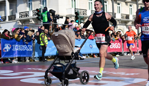Διαγωνιζόμενος έτρεξε με μωρό στην αγκαλιά, άλλος μαζί με τον σκύλο του, δείτε όσα έγιναν στον Ημιμαραθώνιο της Αθήνας