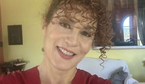 Μια Ελληνίδα στο Marie Claire, για την εμπειρία εγκλωβισμού της στο Αμπού Ντάμπι – «Μας είπαν να απομακρυνθούμε από τζαμαρίες»
