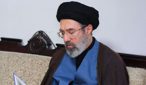 Με πολυτελή διαμερίσματα δίπλα στο παλάτι του Ουίλιαμ και της Κέιτ στο Λονδίνο ο γιος του Χαμενεΐ, αξίζουν 50 εκατ. λίρες και έχουν θέα την πρεσβεία του Ισραήλ
