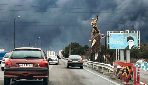 Ιρανική επίθεση με πυραύλους και drones στα Εμιράτα - Μαύρος καπνός «πνίγει» την Τεχεράνη μετά τα χτυπήματα των IDF σε πετρελαϊκές εγκαταστάσεις