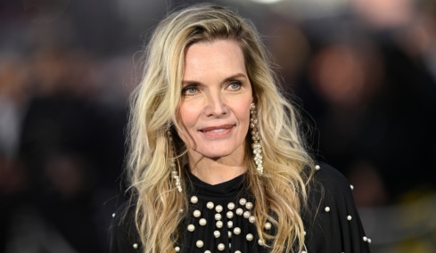 Ενθουσιασμός στα social media για την εμφάνιση της Μισέλ Φάιφερ στα 67 της: «Πώς παραμένει τόσο όμορφη;»
