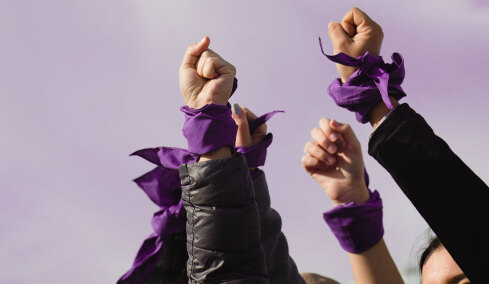 Γιατί η μωβ κορδέλα είναι το σύμβολο της Παγκόσμιας Ημέρας της Γυναίκας
