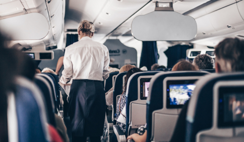 «Mile High Club»: Αεροσυνοδός εξηγεί πως αντιμετωπίζονται οι επιβάτες αεροπλάνου με ερωτικές διαθέσεις στα 30.000 πόδια