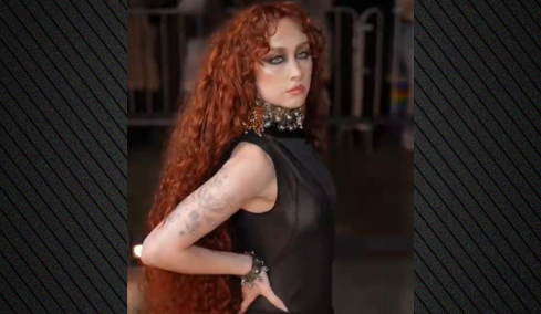 H Τσάπελ Ρόουν ξαναχτύπησε με διαφανές φόρεμα και μόνο ένα στρινγκ από μέσα στην εβδομάδα μόδας στο Παρίσι, δείτε βίντεο