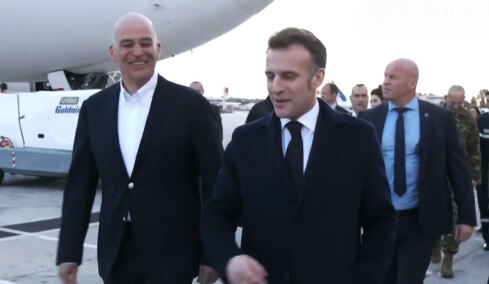 Στη Σούδα ο Μακρόν, τον υποδέχθηκε ο Δένδιας