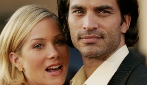 Κριστίνα Άπλγκεϊτ: Πώς κατάλαβε, τη στιγμή του γάμου της με τον Τζόναθαν Σεκ, ότι έκανε ένα μεγάλο λάθος