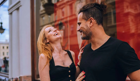 Ύψος: Πόσο επηρεάζει σχέσεις και εισόδημα – Οι προτιμήσεις ανδρών και γυναικών