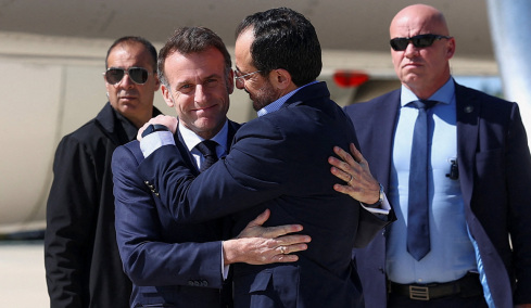 «Η αγκαλιά που ντρόπιασε τον Στάρμερ»: Τι γράφουν οι Άγγλοι για την επίσκεψη Μακρόν στην Κύπρο