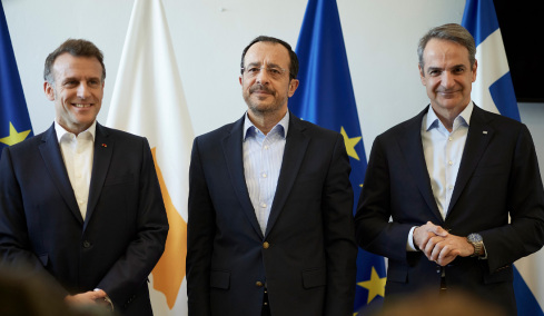 Σε εξέλιξη η τριμερής συνάντηση Μητσοτάκη, Μακρόν και Χριστοδουλίδη στην Κύπρο
