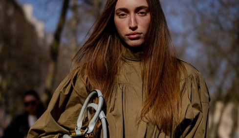 Τα πανωφόρια της άνοιξης σύμφωνα με το street style του Παρισιού
