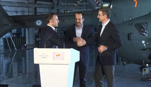 Προειδοποίηση Μητσοτάκη για ασύμμετρες απειλές λόγω πολέμου, συνοδεία εμπορικών πλοίων προανήγγειλε ο Μακρόν μετά την τριμερή στην Πάφο
