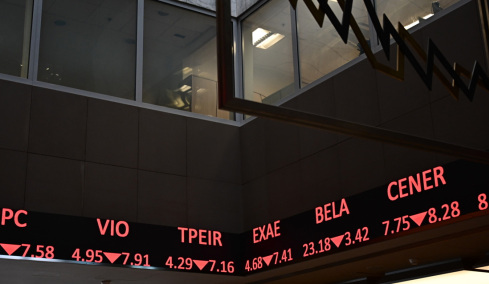 Χρηματιστήριο: Δεύτερη σερί πτώση, αλλά συρρίκνωσε τις αρχικές απώλειες, κράτησε τις 2.100 μονάδες