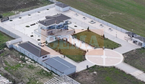 Οικογένεια Ρομά που εμπλέκεται στην απάτη με τις χρυσές λίρες είχε μέχρι και ελικοδρόμιο στη βίλα της, δείτε εικόνες