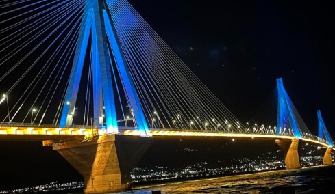 Φωταγωγήθηκε η γέφυρα Ρίου Αντιρρίου για τα 100 χρόνια του Παναιτωλικού, δείτε βίντεο