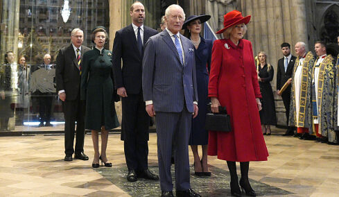 Με πλακάτ και πανό κατά του Άντριου υποδέχτηκαν τη βασιλική οικογένεια του Λονδίνου - Φωτογραφίες 