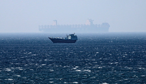 Ποια είναι τα τρία εμπορικά πλοία που δέχτηκαν επίθεση στη Μέση Ανατολή μέσα σε 24 ώρες