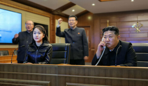 Ο Κιμ Γιονγκ Ουν επιβλέπει με την κόρη-διάδοχό του εκτόξευση πυραύλων από νέο αντιτορπιλικό, δείτε βίντεο