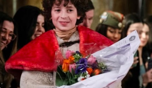 Ο δεκάχρονος σχεδιαστής που έγραψε ιστορία στην Εβδομάδα Μόδας του Παρισιού
