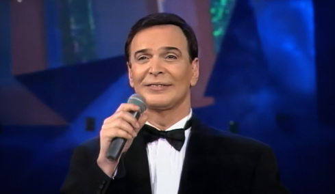 Ciao, Γιώργο Μαρίνο! Η συναρπαστική διαδρομή και η βιογραφία του που θα «ακύρωνε όσους θα προσπαθούσαν να τον φιλήσουν μετά τον θάνατό του»