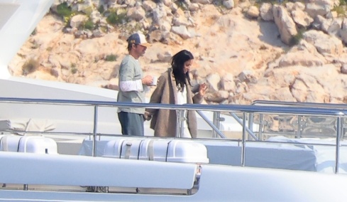 Ο Μπραντ Πιτ και η Ινές ντε Ραμόν σε πολυτελές σκάφος κατά τη διάρκεια γυρισμάτων στην Ελλάδα - Δείτε φωτογραφίες