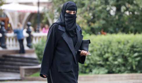 Τα δύο σενάρια για την απαγόρευση της μπούρκας: Στόχος η προστασία ανηλίκων που εξαναγκάζονται να τη φορούν