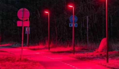 Γιατί μια πόλη στη Δανία αντικαθιστά τα λευκά φώτα στους δρόμους με κόκκινα
