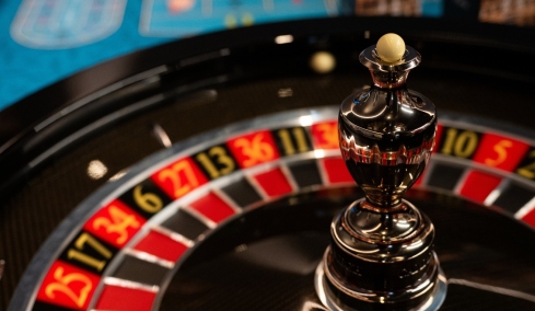 Οι συνομιλίες που πρόδωσαν το κύκλωμα παράνομου τζόγου που έβγαλε 16 εκατομμύρια: «Θα τα πάρει μία φορά και μετά έφαγε το μικρόβιο»
