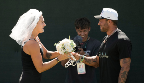Προπόνηση... για τον γάμο της έκανε η Σαμπαλένκα μαζί με τον σύντροφό της στο court, δείτε φωτογραφίες 