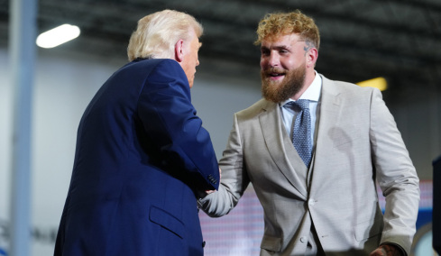 Γοητευμένος από την σύντροφο του Τζέικ Πολ ο Τραμπ: «Η αρραβωνιαστικιά σου είναι πολύ όμορφη, κοίτα να μην τη χάσεις», βίντεο 